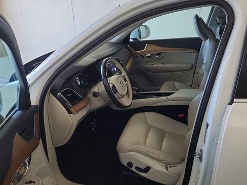 Used 2022 Volvo XC90 T6 Momentum w/ Climate Package AWD/4WD image 3