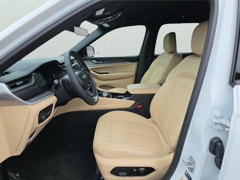 Used 2025 Jeep Grand Cherokee L Limited AWD/4WD image 15