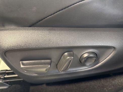 Used 2022 Toyota Venza XLE image 24