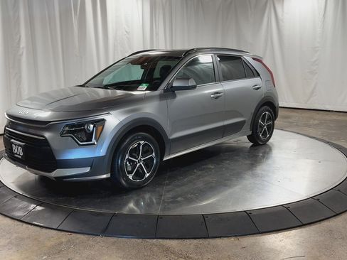 Certified 2025 Kia Niro LX image 6