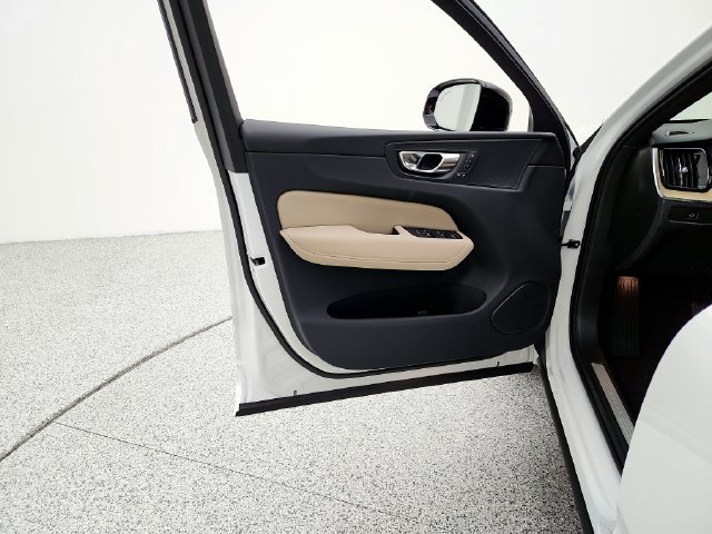 New 2026 Volvo XC60 B5 Plus w/ Protection Package Premier AWD/4WD image 28