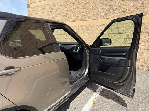 Used 2025 Land Rover Discovery Dynamic SE AWD/4WD image 14