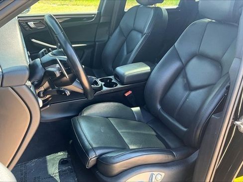 Used 2024 Porsche Macan AWD/4WD image 21