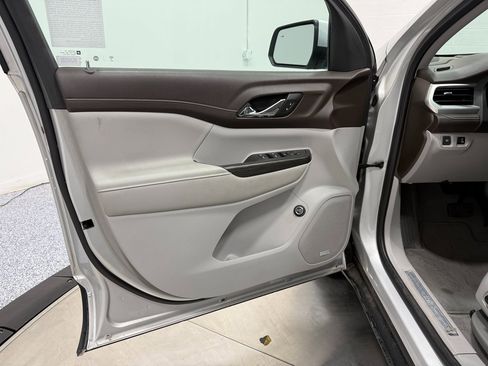 Used 2020 GMC Acadia SLT w/ LPO, Cargo Package image 9