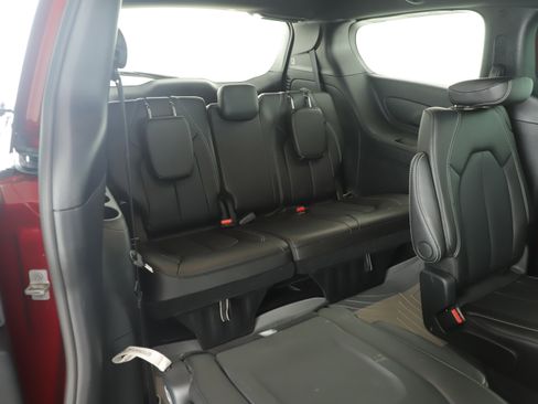 Used 2025 Chrysler Pacifica Select image 14