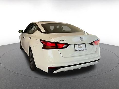 Used 2025 Nissan Altima 2.5 SV FWD image 11