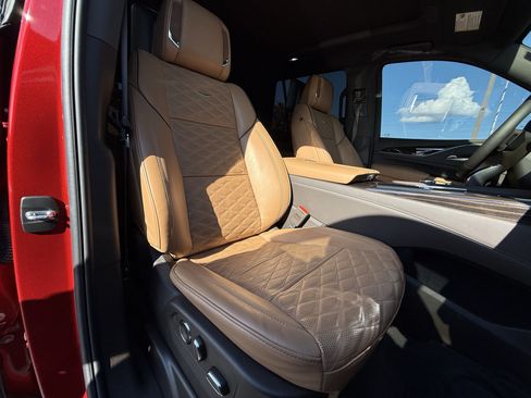 Used 2024 Cadillac Escalade Premium Luxury w/ Performance Package AWD/4WD image 37