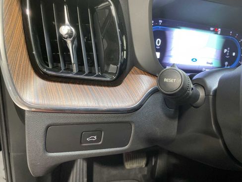 Used 2023 Volvo XC60 B5 Plus image 24