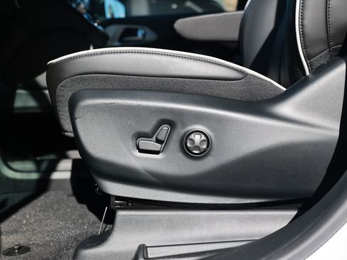 New 2026 Chrysler Pacifica Limited image 14