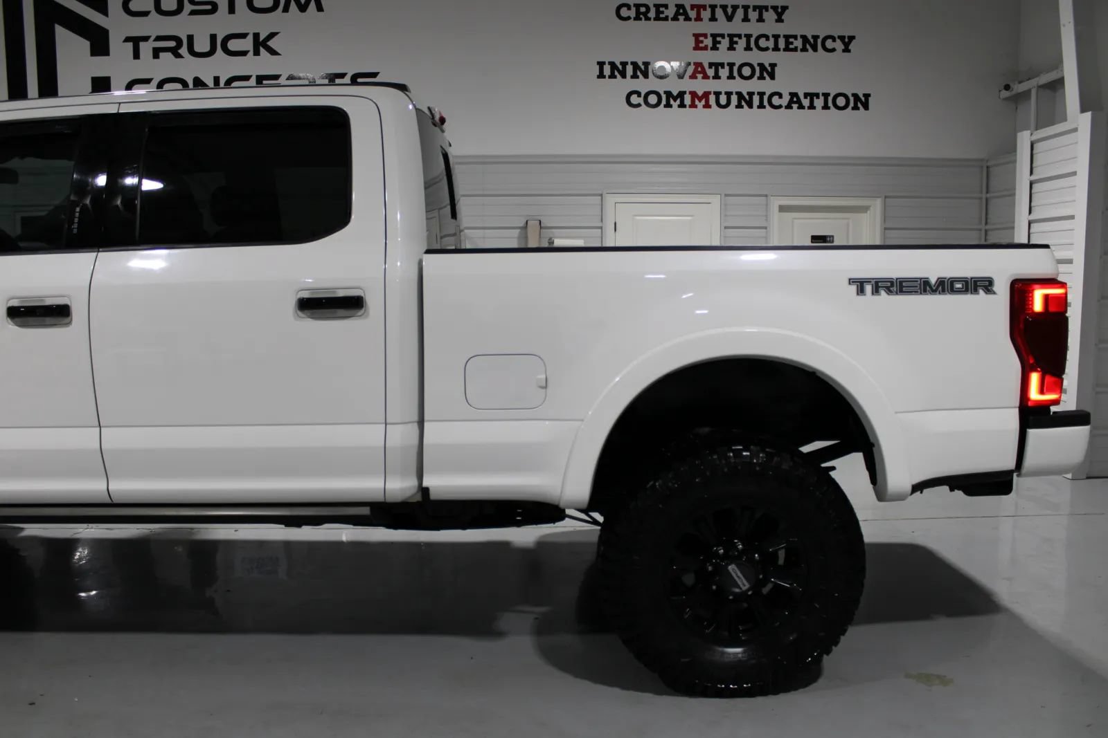 Used 2022 Ford F250 Lariat w/ Tremor Off-Road Package AWD/4WD image 42