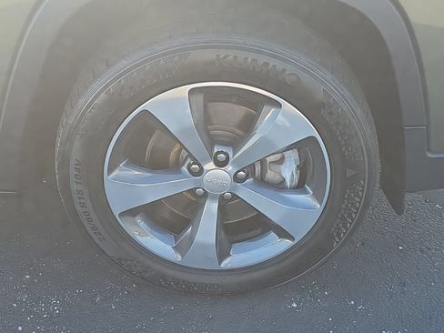 Used 2019 Jeep Cherokee Limited w/ Technology Group AWD/4WD image 13