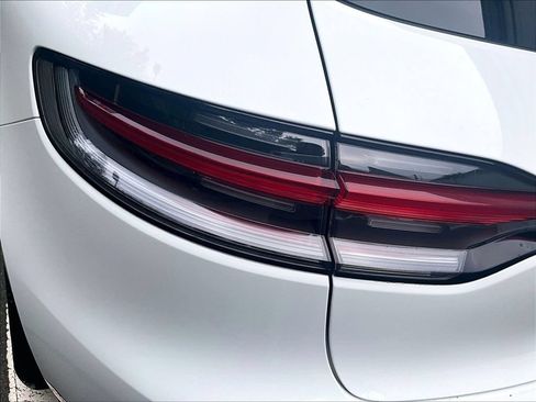 Certified 2024 Porsche Macan AWD/4WD image 31