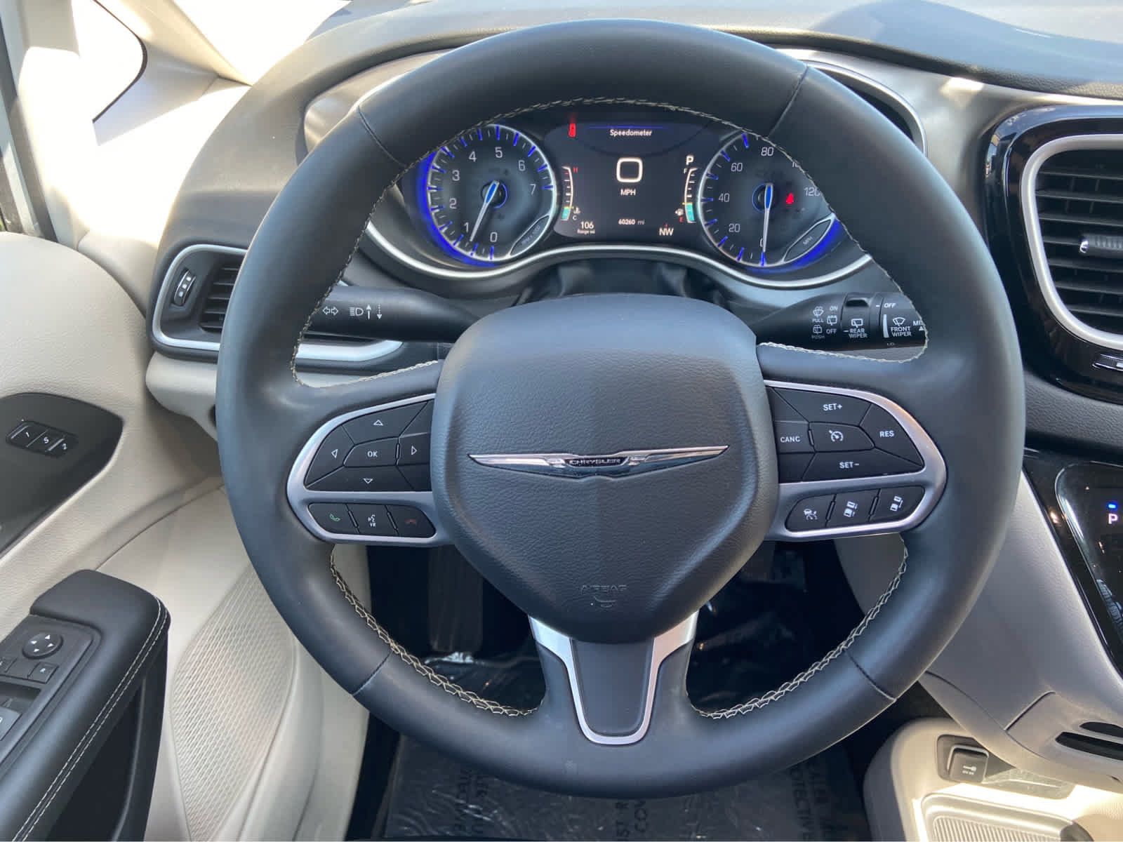Used 2024 Chrysler Pacifica Touring-L FWD image 23