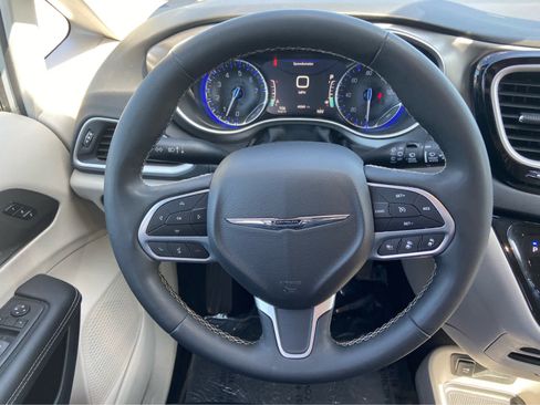 Used 2024 Chrysler Pacifica Touring-L FWD image 23