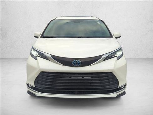 Certified 2021 Toyota Sienna XLE FWD image 2
