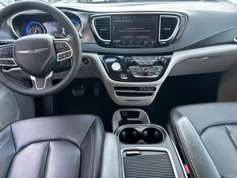 Used 2024 Chrysler Pacifica Touring-L FWD image 14
