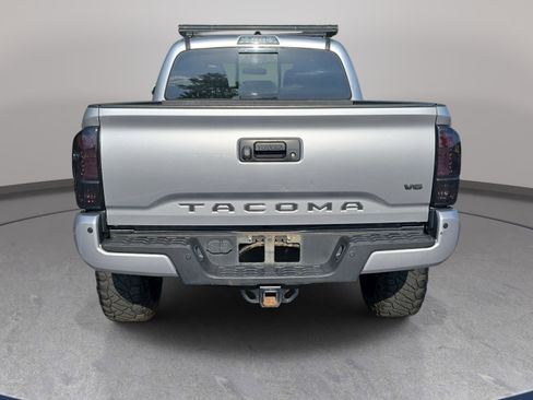 Used 2017 Toyota Tacoma TRD Sport w/ Premium & Technology Package AWD/4WD image 6