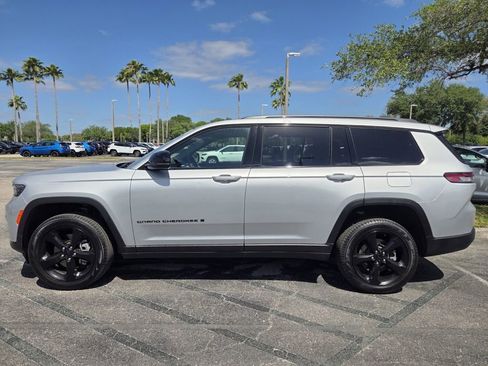 Certified 2025 Jeep Grand Cherokee L Limited w/ Black Appearance Package image 4