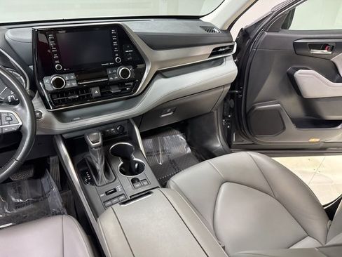 Used 2022 Toyota Highlander XLE image 24