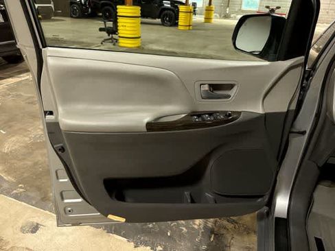 Used 2015 Toyota Sienna XLE w/ XLE Navigation Package FWD image 33