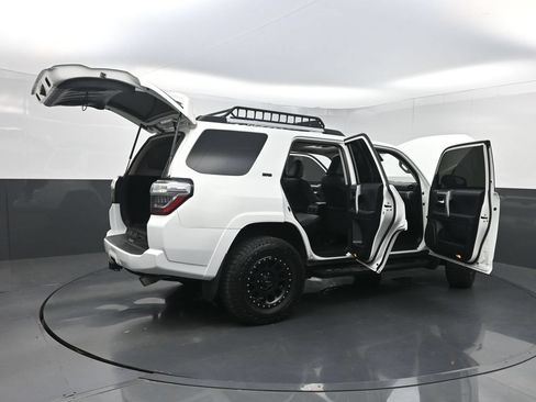 Used 2022 Toyota 4Runner SR5 Premium w/ Moonroof Package RWD image 37