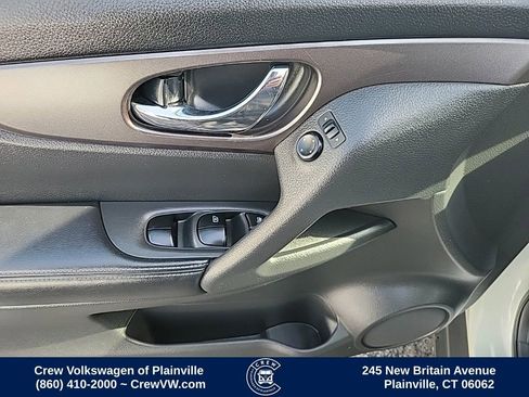 Used 2016 Nissan Rogue SV w/ SV Premium Package image 40