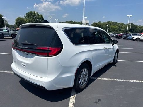 Used 2025 Chrysler Pacifica Select FWD image 4