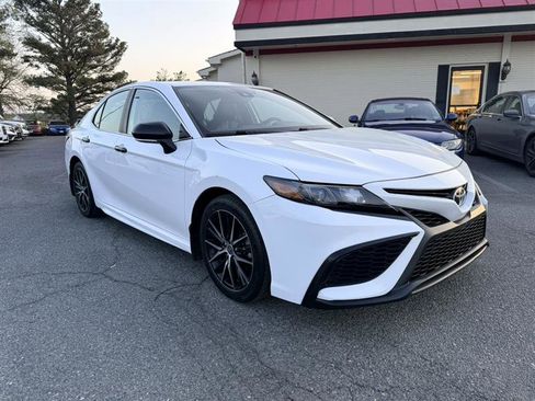 Used 2022 Toyota Camry SE w/ Cold Weather Package image 3