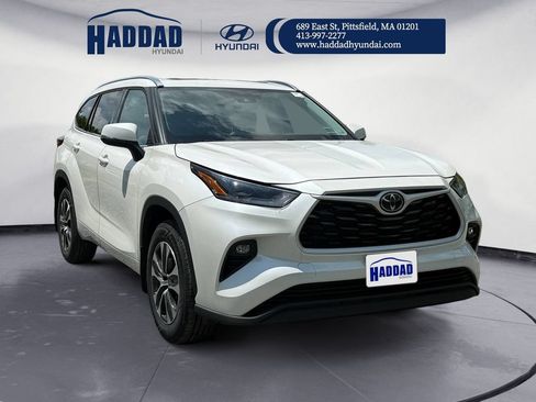 Used 2021 Toyota Highlander XLE AWD/4WD image 7