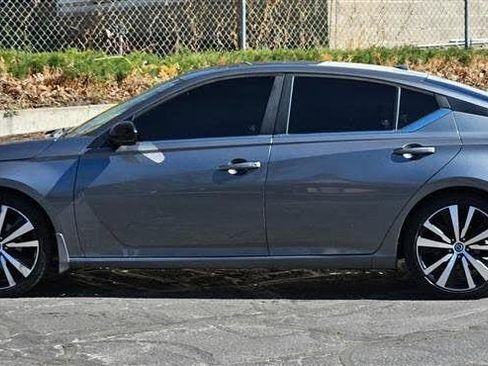 Used 2020 Nissan Altima 2.5 SR w/ Premium Package FWD image 2
