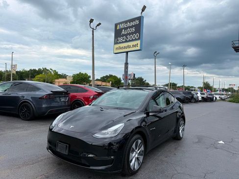Used 2023 Tesla Model Y Long Range AWD/4WD image 1