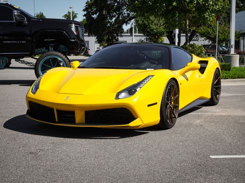 Used 2018 Ferrari 488 GTB RWD image 3