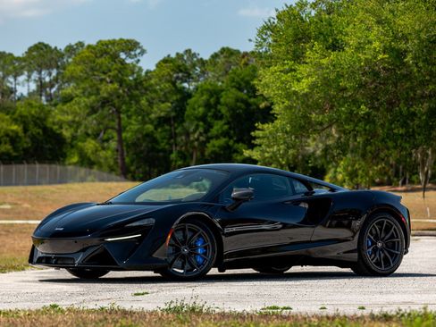 Used 2023 McLaren Artura image 13