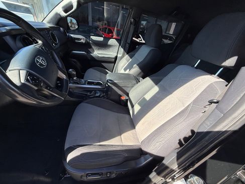 Used 2020 Toyota Tacoma TRD Sport w/ Technology Package image 13