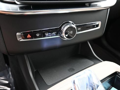 New 2026 Volvo XC90 B6 Plus w/ Protection Package Premier image 18