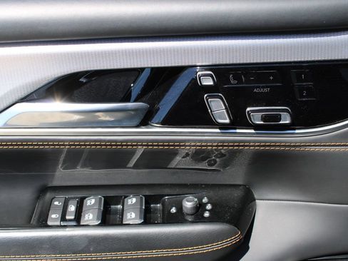 Used 2022 Jeep Grand Wagoneer Series III w/ Flexible Seating Group AWD/4WD image 33