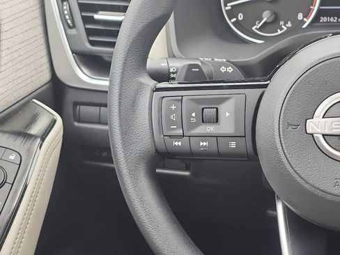 Used 2023 Nissan Rogue SV image 14