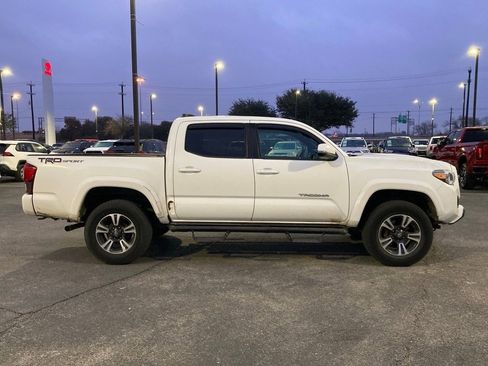 Used 2019 Toyota Tacoma TRD Sport image 4