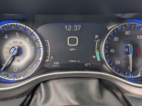 Used 2024 Chrysler Pacifica Touring-L image 21