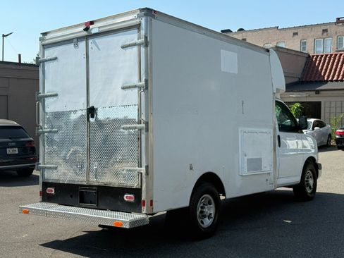 Used 2018 Chevrolet Express 3500 w/ Chrome Appearance Package RWD image 8