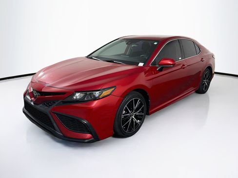 Used 2021 Toyota Camry SE FWD image 3