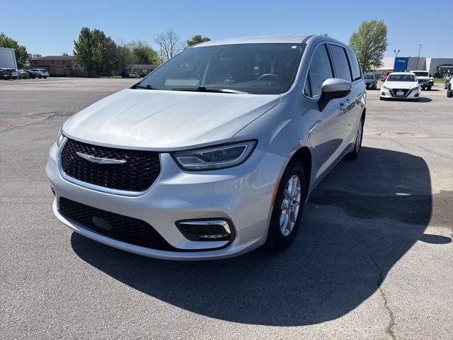 Used 2023 Chrysler Pacifica Touring-L FWD image 2