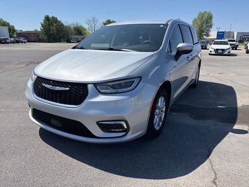 Used 2023 Chrysler Pacifica Touring-L FWD image 2