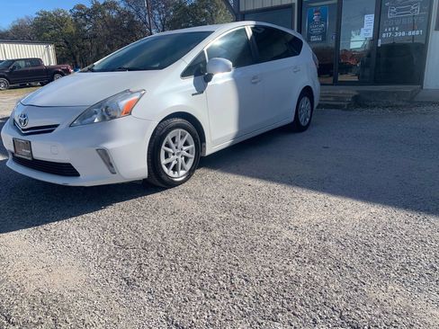 Used 2014 Toyota Prius V Five image 3