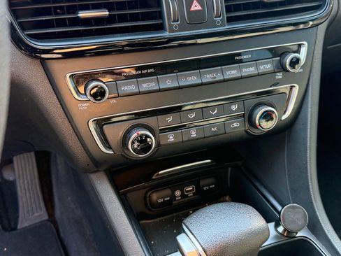 Certified 2019 Kia Optima LX image 10