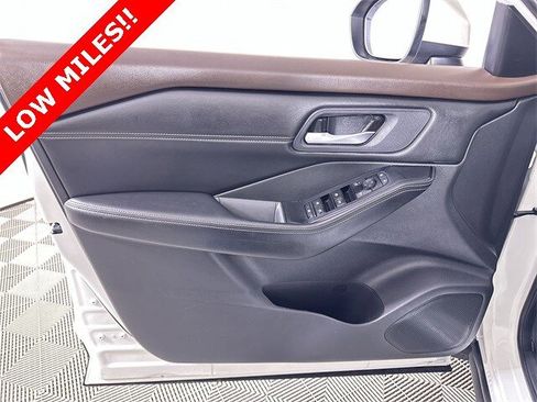 Used 2023 Nissan Rogue SV w/ SV Premium B Package image 23