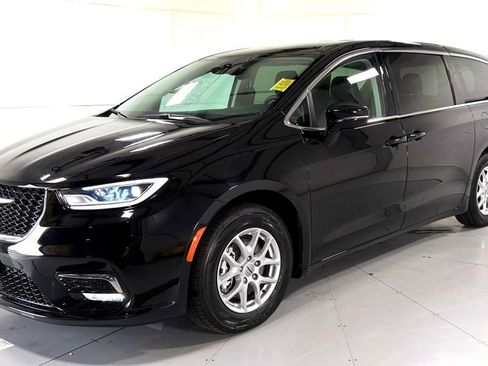 Used 2024 Chrysler Pacifica Touring-L FWD image 8
