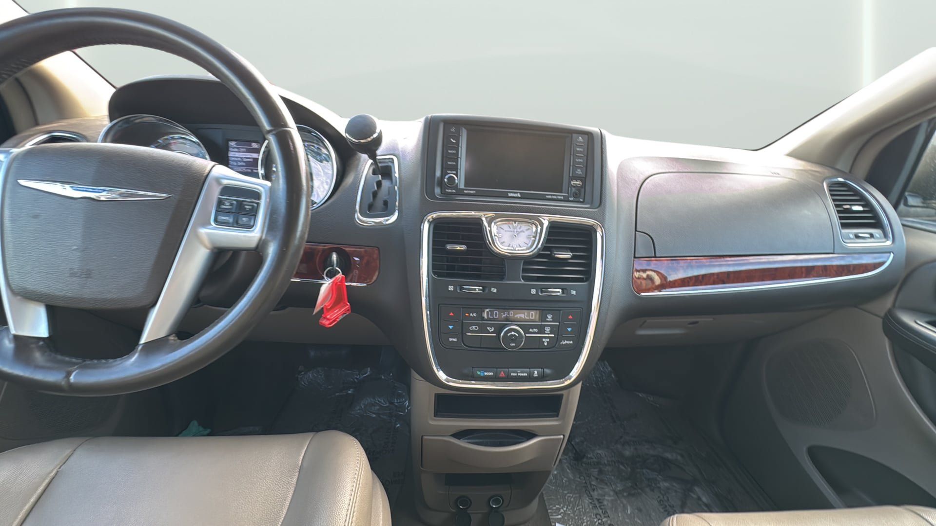 Used 2012 Chrysler Town & Country Touring w/ Entertainment Group #1 FWD image 15