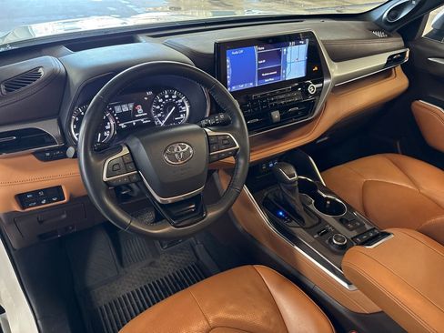 Used 2022 Toyota Highlander Platinum image 16