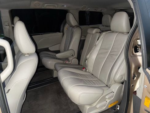 Used 2014 Toyota Sienna XLE image 10